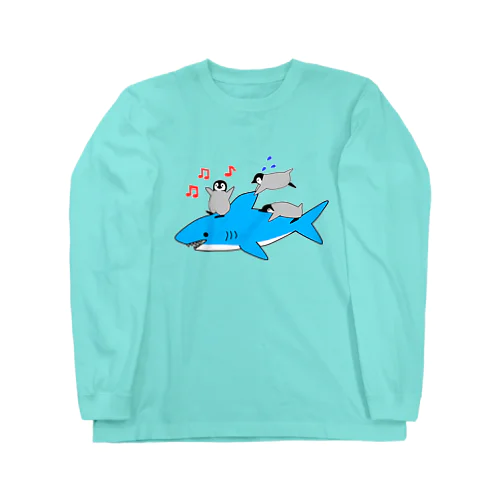 サメと戯れるペンギンズ Long Sleeve T-Shirt