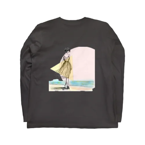 海岸を歩く女性 Long Sleeve T-Shirt