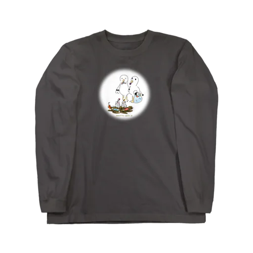 プラスチックをヒナに与える鳥 Long Sleeve T-Shirt