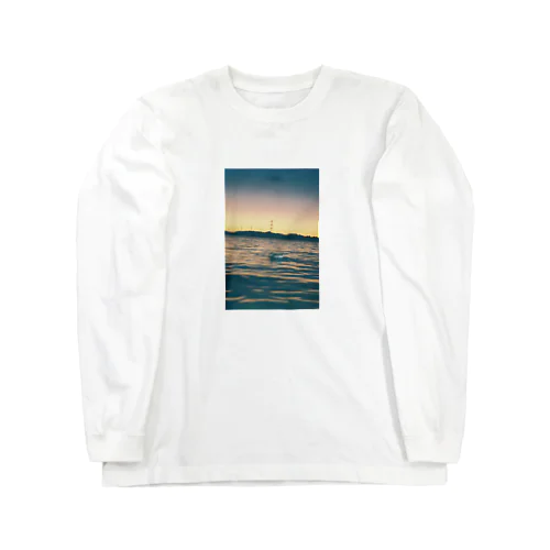 フィルムカメラで撮る夕方の湖の景色 ロングスリーブTシャツ