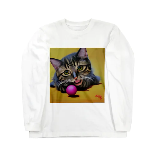 ボールと遊んでいる可愛い猫 ロングスリーブTシャツ