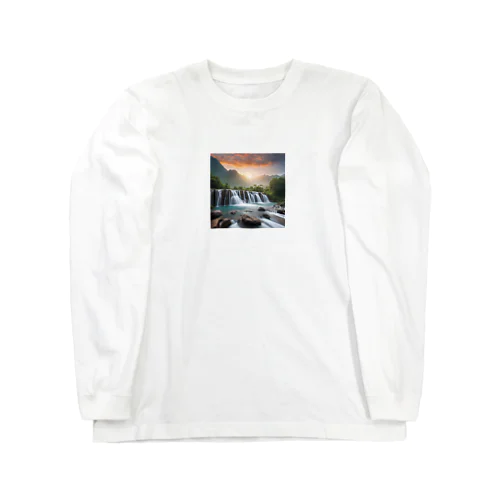 夜明けの滝と山々の美しい自然風景 Long Sleeve T-Shirt