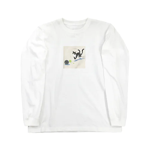 おもちゃで遊ぶかわいい猫🐈 Long Sleeve T-Shirt