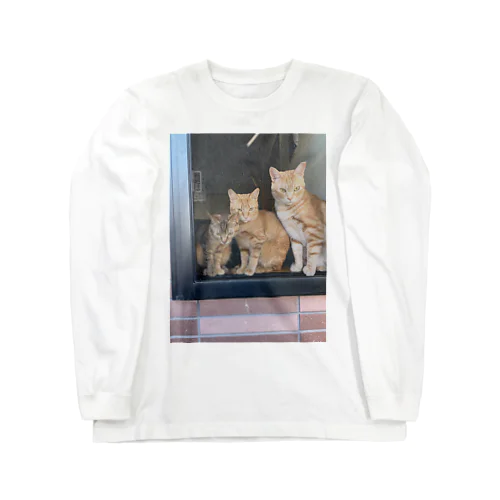 出窓で飼い主帰るを待つ猫たち Long Sleeve T-Shirt