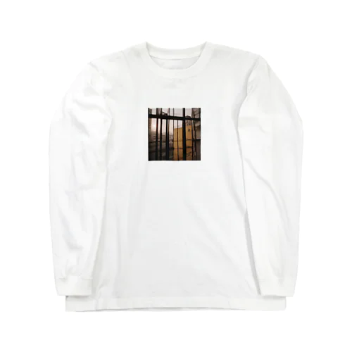 窓から覗く荒廃した建物が立ち並ぶ無人の通り Long Sleeve T-Shirt