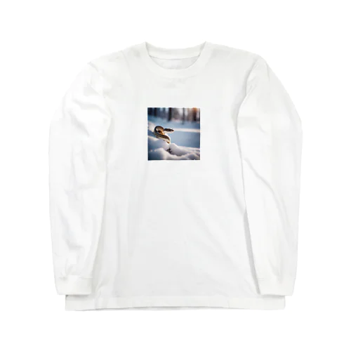 美しい雪景色の中を這いずりながら喜んでいる蛇 Long Sleeve T-Shirt