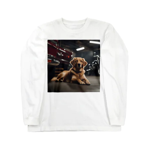 ガレージにいる犬 Long Sleeve T-Shirt