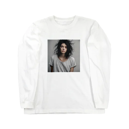 髪の毛が乱れた女性 Long Sleeve T-Shirt