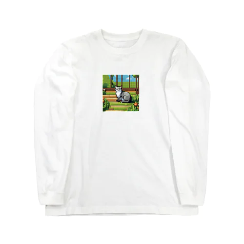 ガーデンで日向ぼっこしている猫 Long Sleeve T-Shirt