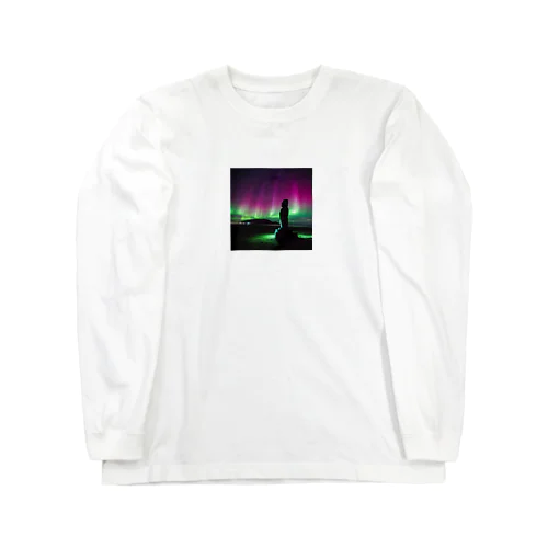 初めてオーロラを見た巨像 Long Sleeve T-Shirt