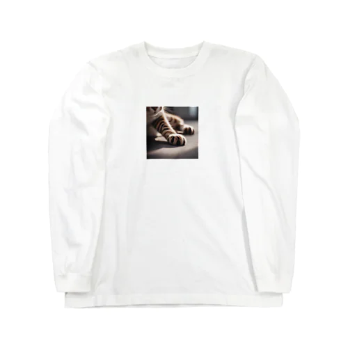 バランスをとっている猫 Long Sleeve T-Shirt