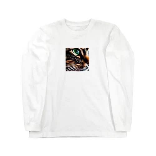 じっと物を見つめる猫 Long Sleeve T-Shirt