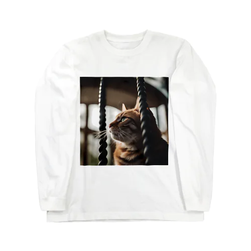 タワーに登っている猫 Long Sleeve T-Shirt