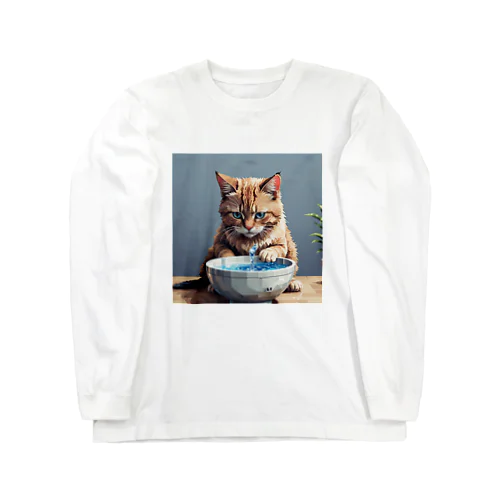 水を飲んでいる猫 ロングスリーブTシャツ