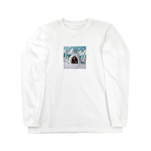 雪原で、かまくら作りをするクマ Long Sleeve T-Shirt