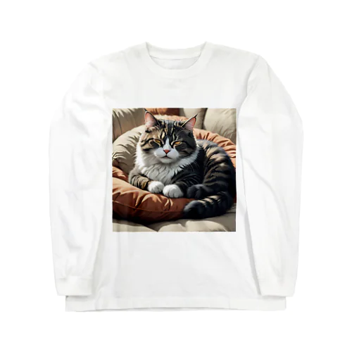 ソファのクッションの上で眠る猫 Long Sleeve T-Shirt