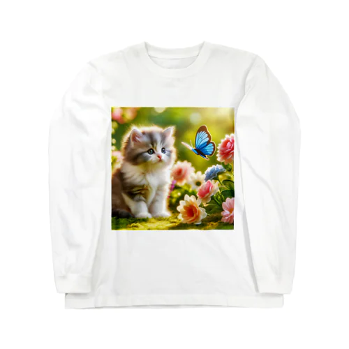 かわいい子猫と蝶々が仲良く遊んでいる様子✨ Long Sleeve T-Shirt