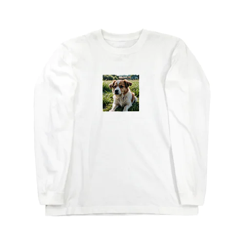 草むらで斜めを見つめる犬 dog looking for the anywhere Long Sleeve T-Shirt