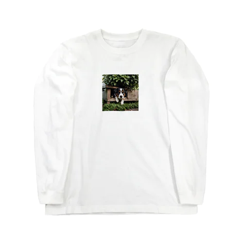 箱の中から覗く犬 dog looking in the box Long Sleeve T-Shirt