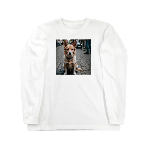 パワフルとは対照的な風貌を持つ可愛らしい犬がカメラ目線！ ロングスリーブTシャツ