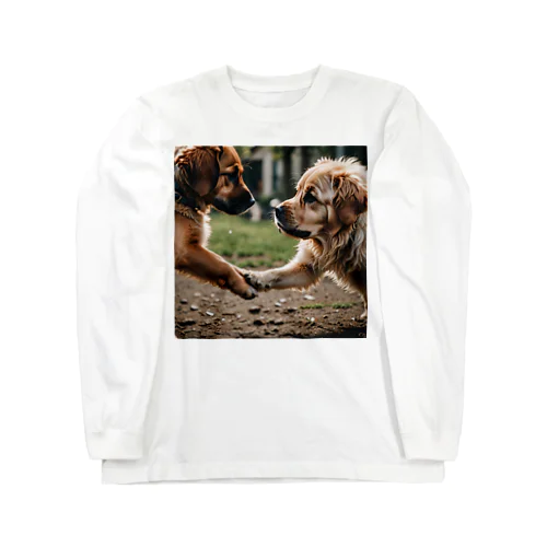 じゃれている犬の前足 ロングスリーブTシャツ