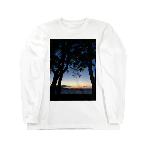 湖での早朝 Long Sleeve T-Shirt