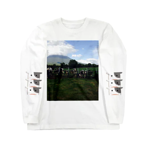 果てしない大空と広い大地のその中に牛 Long Sleeve T-Shirt