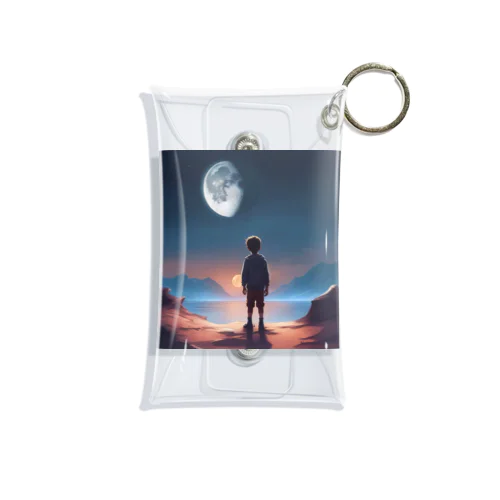 月を眺める少年が描かれた美しい風景です。 Mini Clear Multipurpose Case