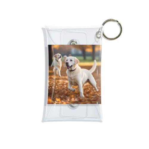 公園で他の犬と遊んでいるラブラドール・レトリーバー 白 犬 ワンちゃん 可愛い ペット 癒やし Mini Clear Multipurpose Case