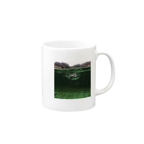 水中にペンギンのおなか Mug