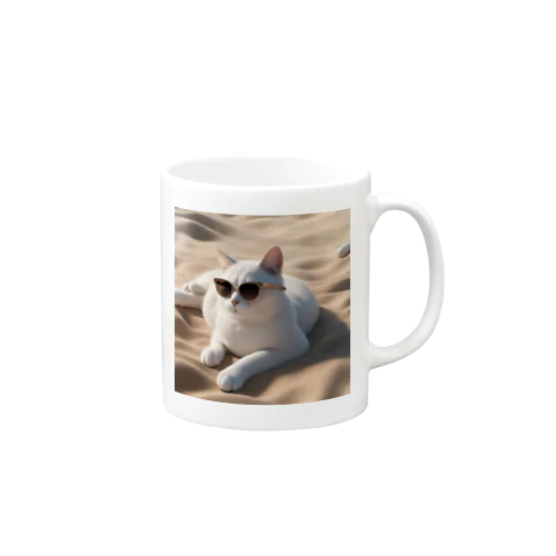 ビーチで波の音を聴きながらサングラスをかけた猫 Mug