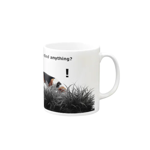 ビーグルが草むらで夢中に何かを探している様子を描いたイラストです。 Mug