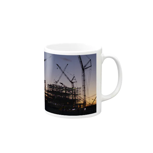 薄暮の建設現場 Mug