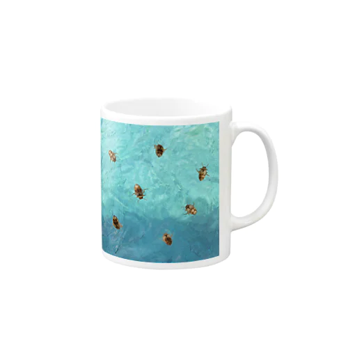 海を泳ぐチャイロチビゲンゴロウ Mug