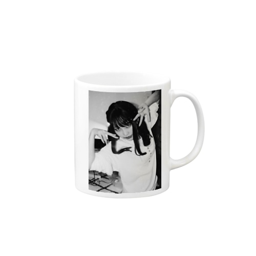 変則ピース女 Mug