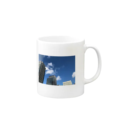 都会の青空。 Mug