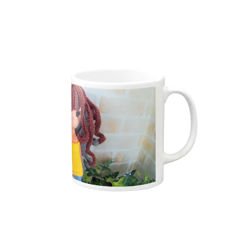 黄色のタンクトップがお似合いなあみぐるみドール Mug