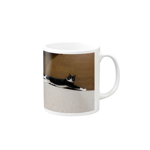 伸びてる猫のマグカップ マグカップ