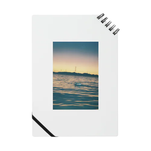 フィルムカメラで撮る夕方の湖の景色 Notebook