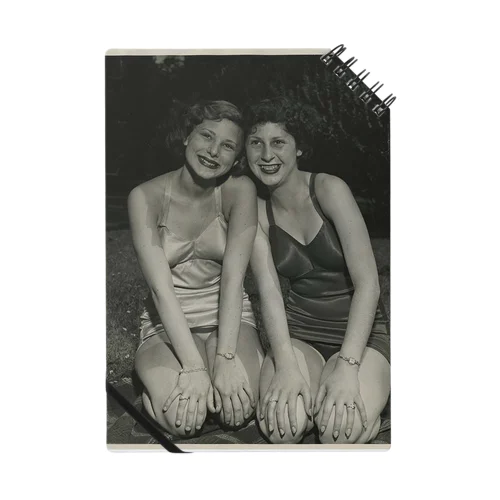 Two women pose in bathing suits ノート