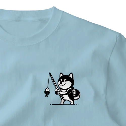 魚釣りをする黒柴くん ワンポイントTシャツ