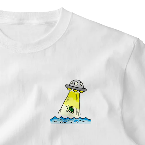 UFOに連れ去られるウミガメ ワンポイントTシャツ