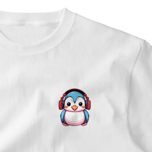 赤いヘッドホンを付けているペンギン ワンポイントTシャツ