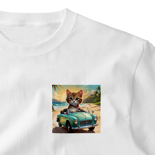 浜辺をドライブする子猫 ワンポイントTシャツ