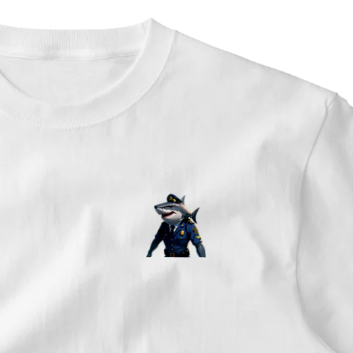 海の守護者：クールな警察鮫 ワンポイントTシャツ