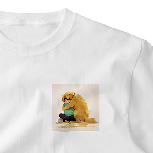 ゴールデンレトリバーと幸せそうに抱き合う男の子 ワンポイントTシャツ