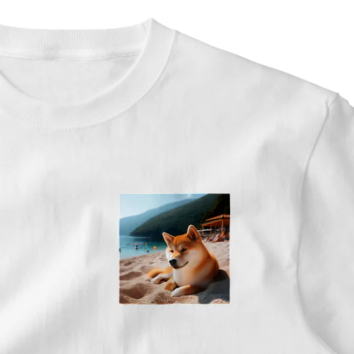 海でまったりしている柴犬さん ワンポイントTシャツ