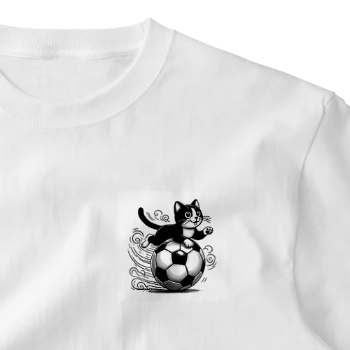 猫とサッカーボール白黒 ワンポイントTシャツ