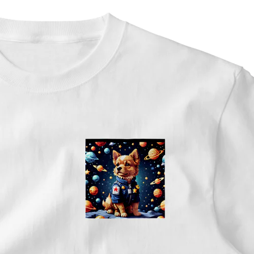 宇宙を舞台に、星々を巡るかわいらしい犬 One Point T-Shirt