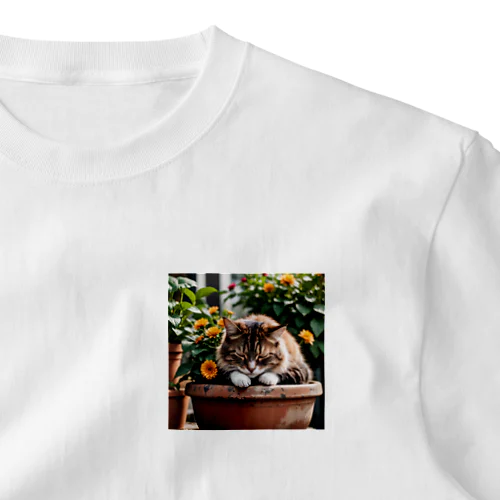 お花の上でくつろぐ猫 One Point T-Shirt